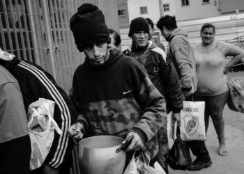 Argentina ya tiene al 55% de su población en la pobreza, según informe