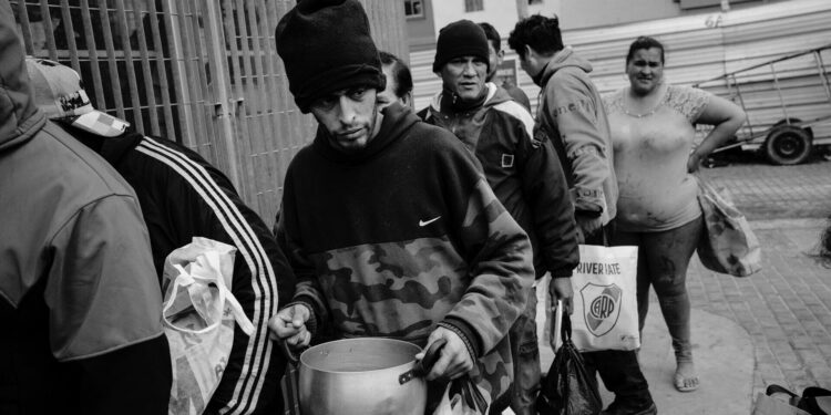 Argentina ya tiene al 55% de su población en la pobreza, según informe