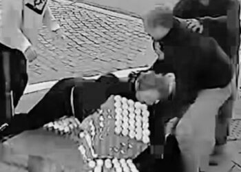 Anciana sufre ataque de ira y rompió todos los huevos de un vendedor ambulante