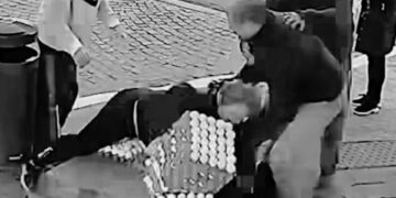 Anciana sufre ataque de ira y rompió todos los huevos de un vendedor ambulante