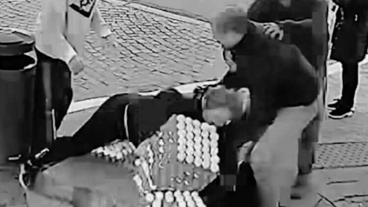 Anciana sufre ataque de ira y rompió todos los huevos de un vendedor ambulante