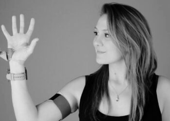 Crean sexto dedo para mejorar la eficiencia en el trabajo