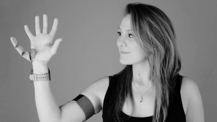 Crean sexto dedo para mejorar la eficiencia en el trabajo