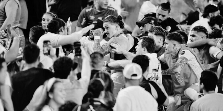 Darwin Núñez suelta golpes a aficionados de Colombia en la tribuna