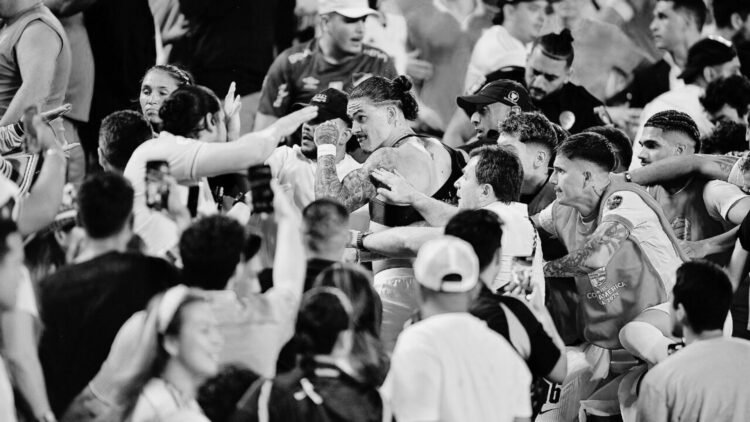 Darwin Núñez suelta golpes a aficionados de Colombia en la tribuna