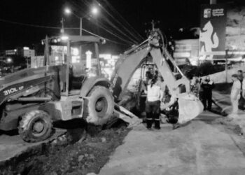 Quedan enterrados trabajadores de la COMAPA por alud de tierra se les vino encima