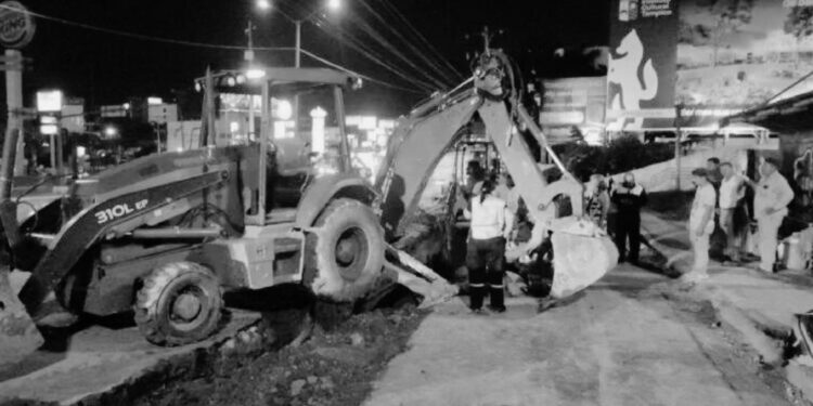 Quedan enterrados trabajadores de la COMAPA por alud de tierra se les vino encima