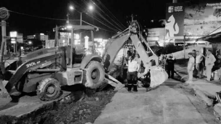Quedan enterrados trabajadores de la COMAPA por alud de tierra se les vino encima