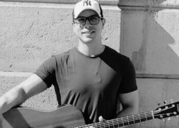 Cantante brasileño Ayres Sasaki muere electrocutado durante concierto