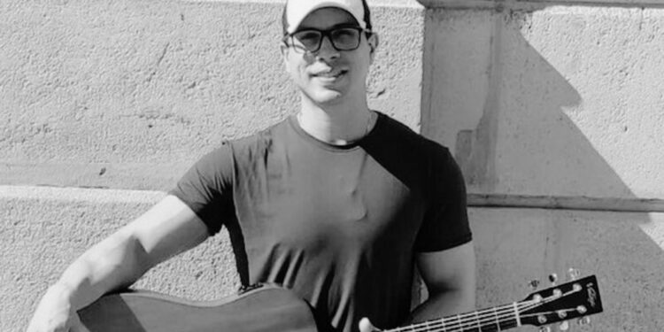 Cantante brasileño Ayres Sasaki muere electrocutado durante concierto