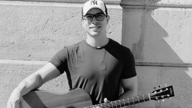 Cantante brasileño Ayres Sasaki muere electrocutado durante concierto