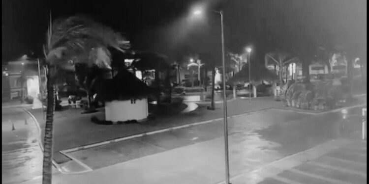 ‘John’ sigue azotando el Pacífico mexicano; reportan varias víctimas mortales