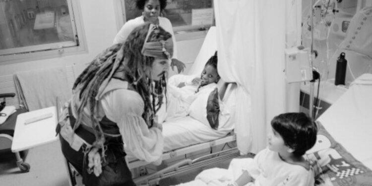 Johnny Depp regresó como Jack Sparrow para visitar a pacientes en hospital