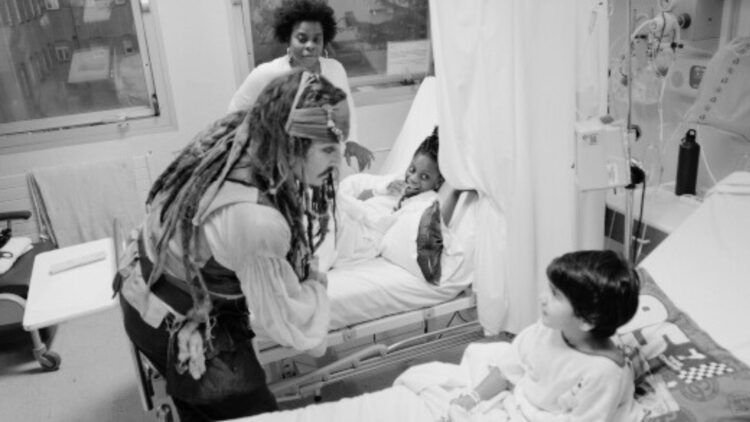 Johnny Depp regresó como Jack Sparrow para visitar a pacientes en hospital