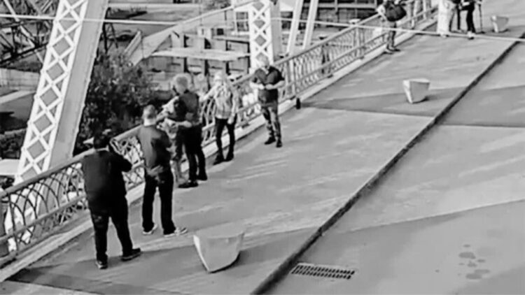 Bon Jovi salva la vida de una joven, pretendia saltar de un puente