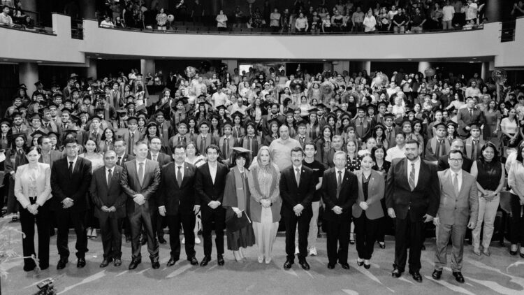 El rector Dámaso Anaya preside la graduación de 161 egresados de la UAT