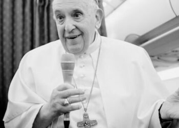 El papa advierte de un ‘mundo en peligro’ e insta a los gobernantes a la paz