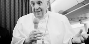 El papa advierte de un ‘mundo en peligro’ e insta a los gobernantes a la paz