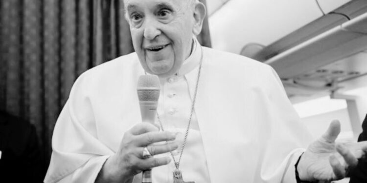 El papa advierte de un ‘mundo en peligro’ e insta a los gobernantes a la paz