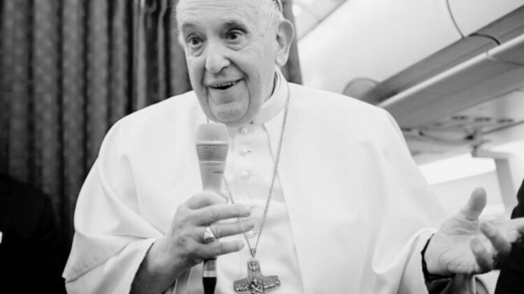 El papa advierte de un ‘mundo en peligro’ e insta a los gobernantes a la paz