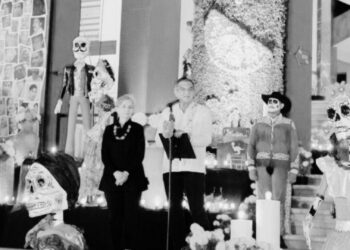 Américo y María fortalecen tradiciones del Día de Muertos en Tamaulipas