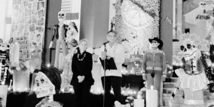 Américo y María fortalecen tradiciones del Día de Muertos en Tamaulipas