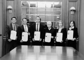 Entrega gobernador Fiat de notarios públicos