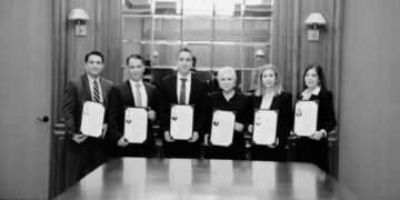 Entrega gobernador Fiat de notarios públicos