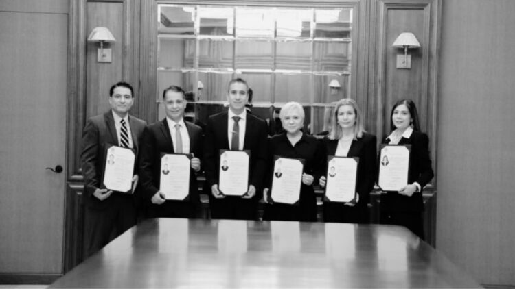 Entrega gobernador Fiat de notarios públicos