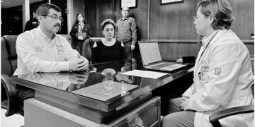 Rector de la UAT visita a Melanie y a su familia en el hospital