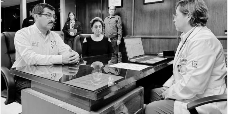 Rector de la UAT visita a Melanie y a su familia en el hospital