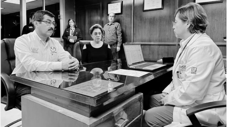 Rector de la UAT visita a Melanie y a su familia en el hospital