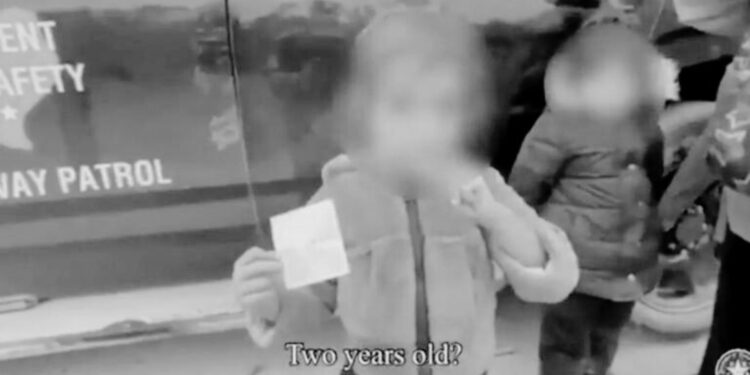 Niña de dos años cruza sola la frontera entre México y EU con una nota en mano