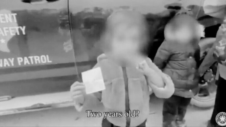 Niña de dos años cruza sola la frontera entre México y EU con una nota en mano