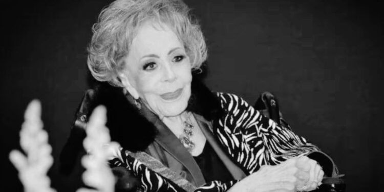 Silvia Pinal es trasladada a terapia intermedia