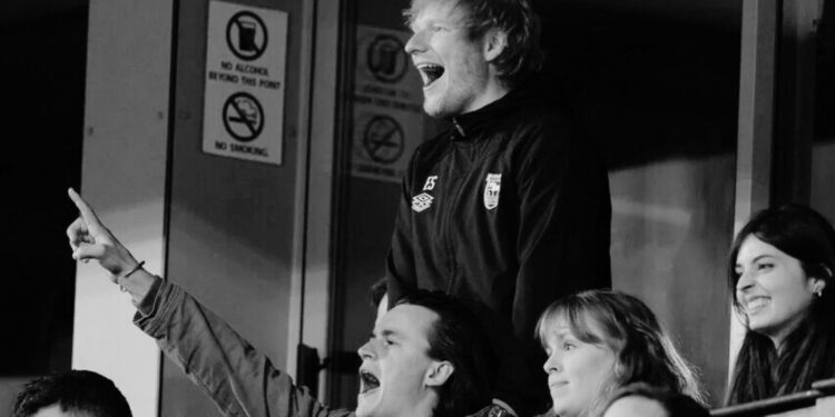 Ed Sheeran se disculpa por interrumpir entrevista de Ruben Amorim DT de Manchester United