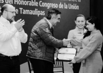 Entrega gobernador reconocimientos a servidores públicos capacitados por el Senado