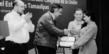 Entrega gobernador reconocimientos a servidores públicos capacitados por el Senado