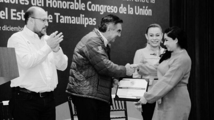 Entrega gobernador reconocimientos a servidores públicos capacitados por el Senado