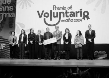 Premian Américo y María de Villarreal a los voluntarios del año