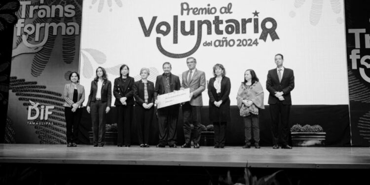Premian Américo y María de Villarreal a los voluntarios del año