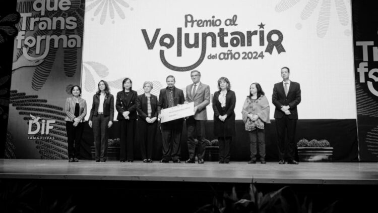 Premian Américo y María de Villarreal a los voluntarios del año