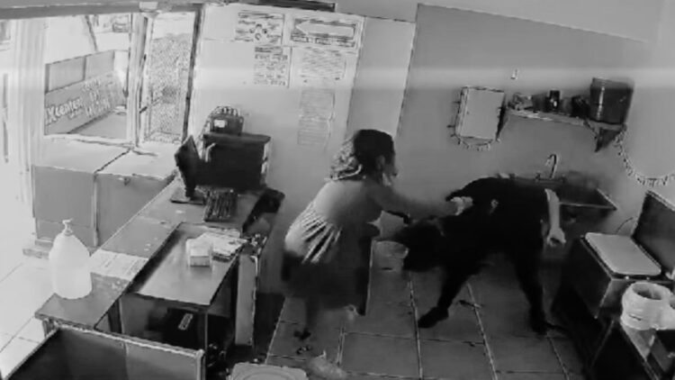 Clienta da golpiza a empleada de taquería en Tampico