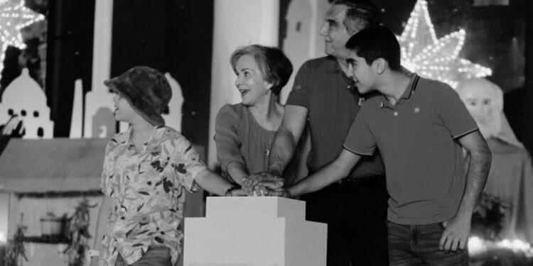 Encienden Américo y María monumental pino navideño