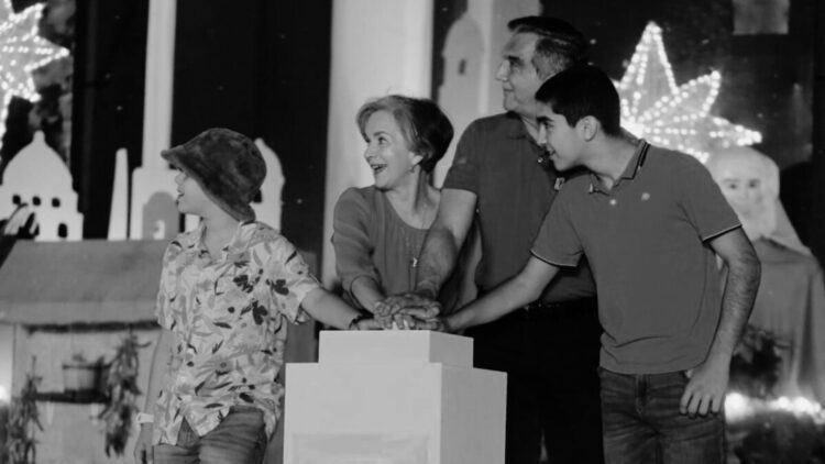 Encienden Américo y María monumental pino navideño