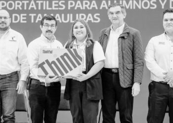 Gobernador y rector hacen entrega histórica de equipos de cómputo a estudiantes y docentes de la UAT