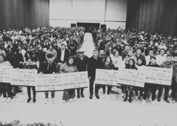 Entrega Américo tarjetas del programa «Jóvenes Construyendo el Futuro»