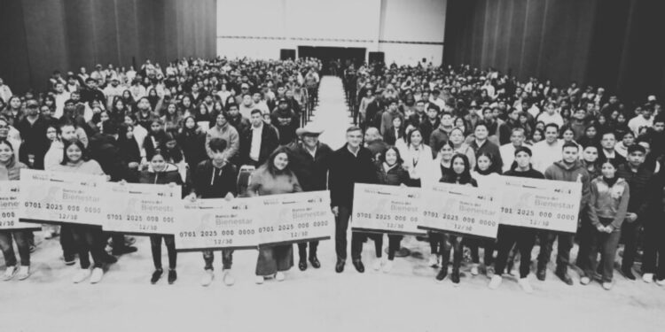 Entrega Américo tarjetas del programa «Jóvenes Construyendo el Futuro»