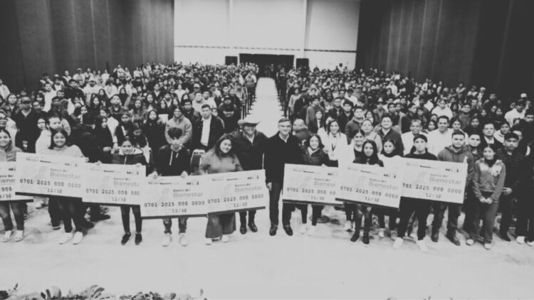 Entrega Américo tarjetas del programa «Jóvenes Construyendo el Futuro»