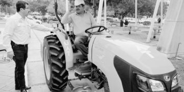 Entrega rector equipo para el mantenimiento de los campus de la UAT